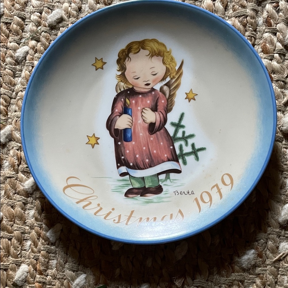 Hummel Vintage Christmas 1979 Decorative Plate